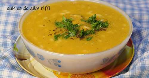 SOUPE DE LENTILLES CORAIL AU POULET- POTIRON- CRÈME FRAÎCHE ET LANGUES D'OISEAUX