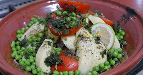 TAJINE DE POULET AUX POMMES DE TERRE- PETITS POIS ET AUX OEUFS - TAJINE TERRE CUITE FISSURÉ ET RÉPARÉ