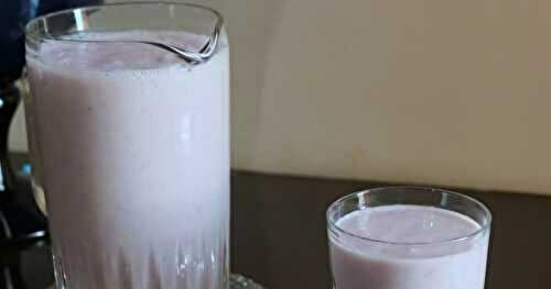 MILK-SHAKE AUX FRAISES ET AUX DATTES AU YAOURT ET MIEL PUR D'ABEILLES