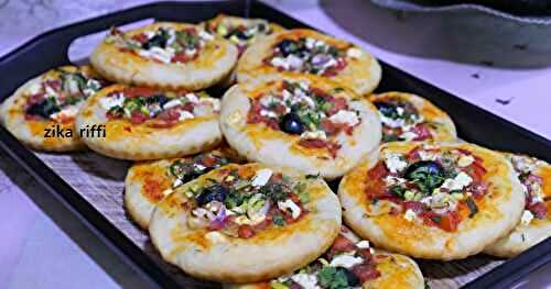 MINI PIZZA À LA FONDUE DE TOMATE FÉTA ET OIGNONS VERTS 