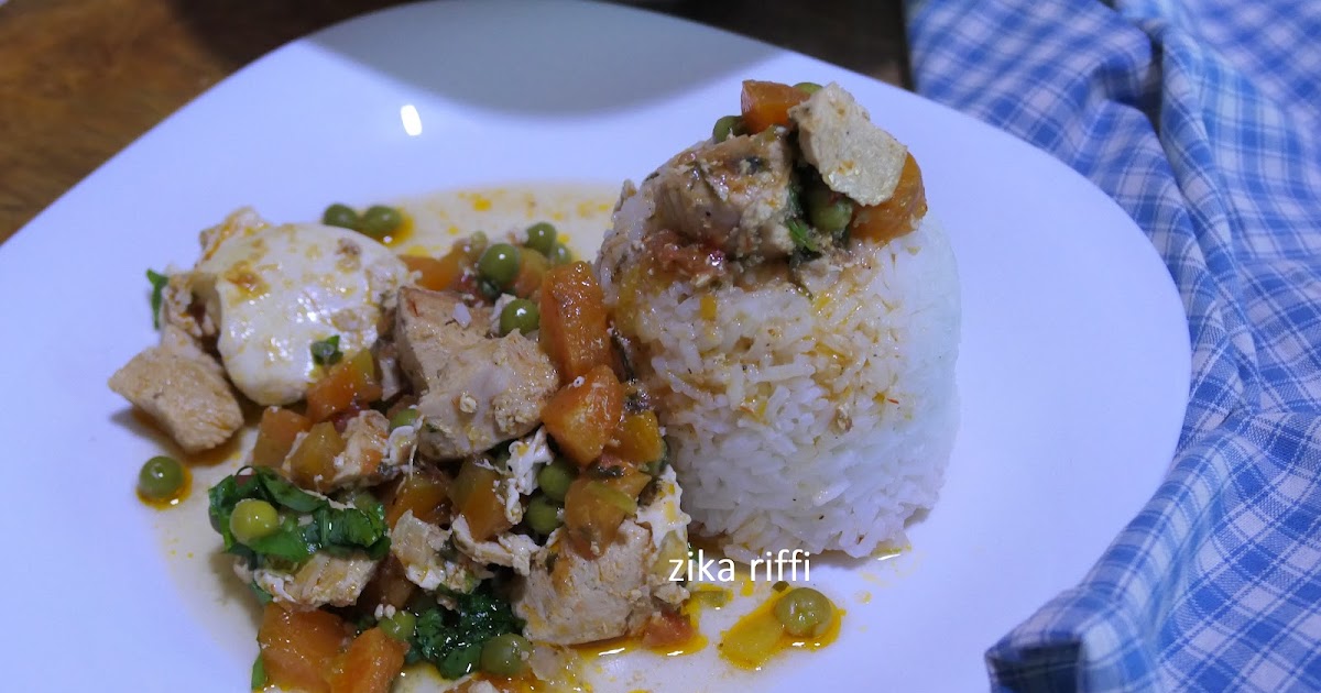 PLAT DE RIZ EXPRESS GARNI DE SAUCE AU POULET ET LÉGUMES DE SAISON AUX ŒUFS