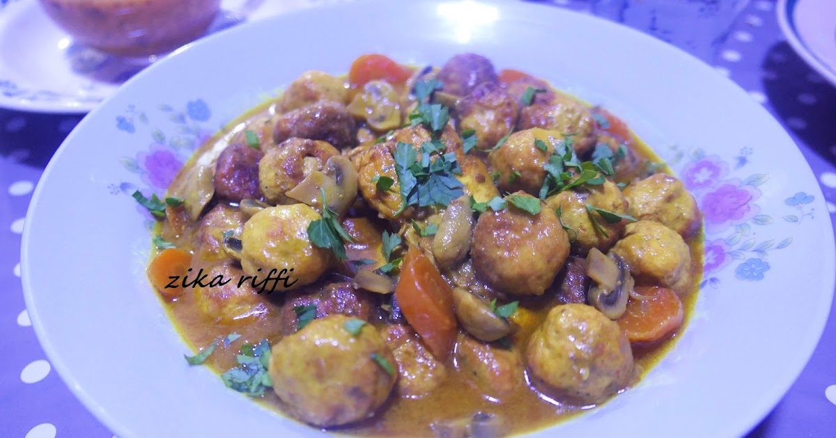 TAJINE EL KEFTA DE POULET AUX CHAMPIGNONS ET CAROTTES NOUVELLES- SAUCE À LA CRÈME ET CURCUMA 