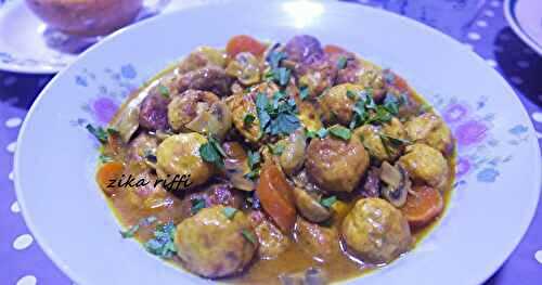 TAJINE EL KEFTA DE POULET AUX CHAMPIGNONS ET CAROTTES NOUVELLES- SAUCE À LA CRÈME ET CURCUMA 