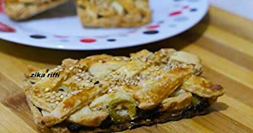 TARTELETTES AUX POIREAUX À LA SAUCE MORNAY ET TAPENADE AUX OLIVES NOIRES