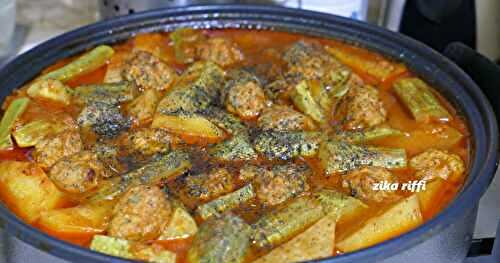 MARKA JRAYWET BEL KEFTA- TAJINE DE BOULETTES DE DINDE AUX COURGETTES ET POMMES DE TERRE À LA MENTHE SÉCHÉE