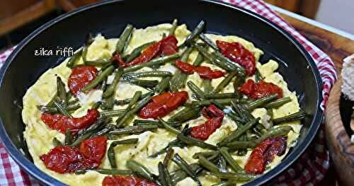 OMELETTE AUX HARICOTS VERTS ET TOMATES SÉCHÉES