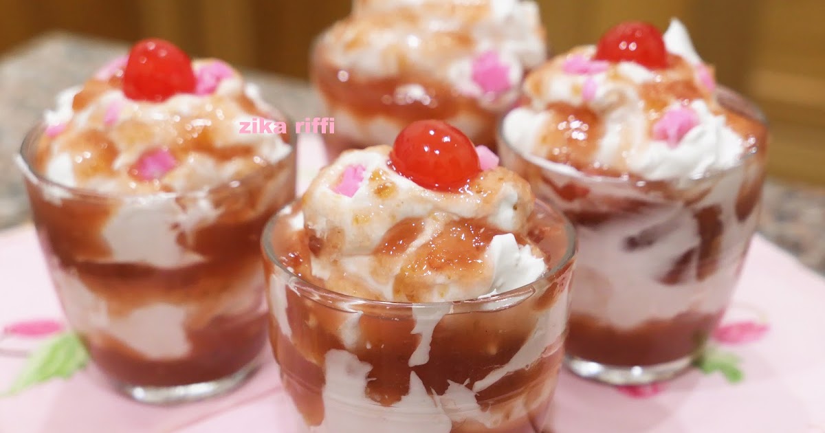 MOUSSE AU COULIS DE FRAISES ET BONBONS DE PÂTE D'AMANDES MAISON POUR OCTOBRE ROSE