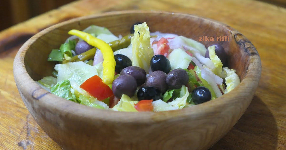 SALADE DE LAITUE AUX CONCOMBRES- TOMATE ET OIGNON AUX OLIVES