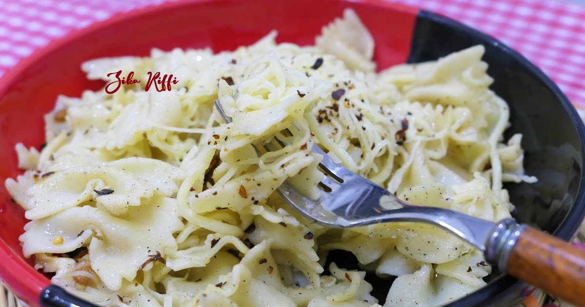 PÂTES FARFALLES SAUTÉES À L'AIL ET PIMENTS D'ESPELETTE AU CAMEMBERT ET PARMESAN