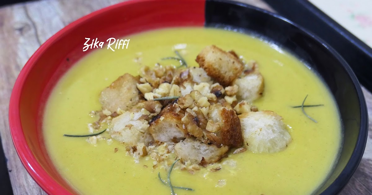 SOUPE DE PATATE DOUCE-POTIRON- LAIT CONCENTRÉ NON SUCRÉ AUX CROÛTONS FRITS- NOIX ET ROMARIN