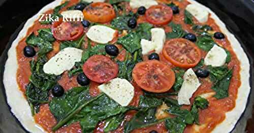 GROSSE PIZZA OU FOUGASSE BÔNOISE À LA SEMOULE AUX ÉPINARDS À L'AIL ET MOZZARELLA