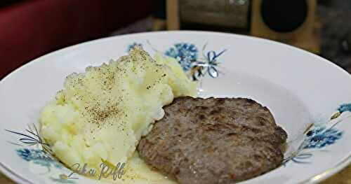 PURÉE DE POMMES DE TERRE À L'ANCIENNE AU PARMESAN ET STEAK HACHÉ MAISON- SAUCE AU CITRON