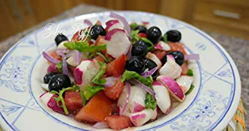 SALADE DE RADIS AUX OIGNONS ET TOMATES À LA MENTHE FRAÎCHE