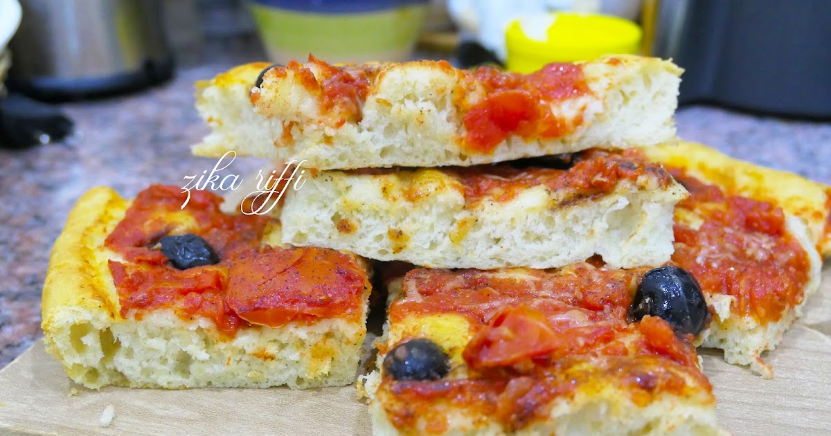 GROSSE FOUGASSE AUX TOMATES FRAÎCHES - FROMAGE ROUGE ET OLIVES NOIRES