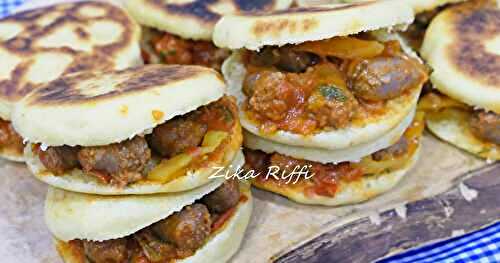 BURGER MINI MATLOUH GARNI DE CHAKCHOUKA OU FRITTATA AUX MERGUEZ -OIGNONS VERTS ET PIMENTS FORTS