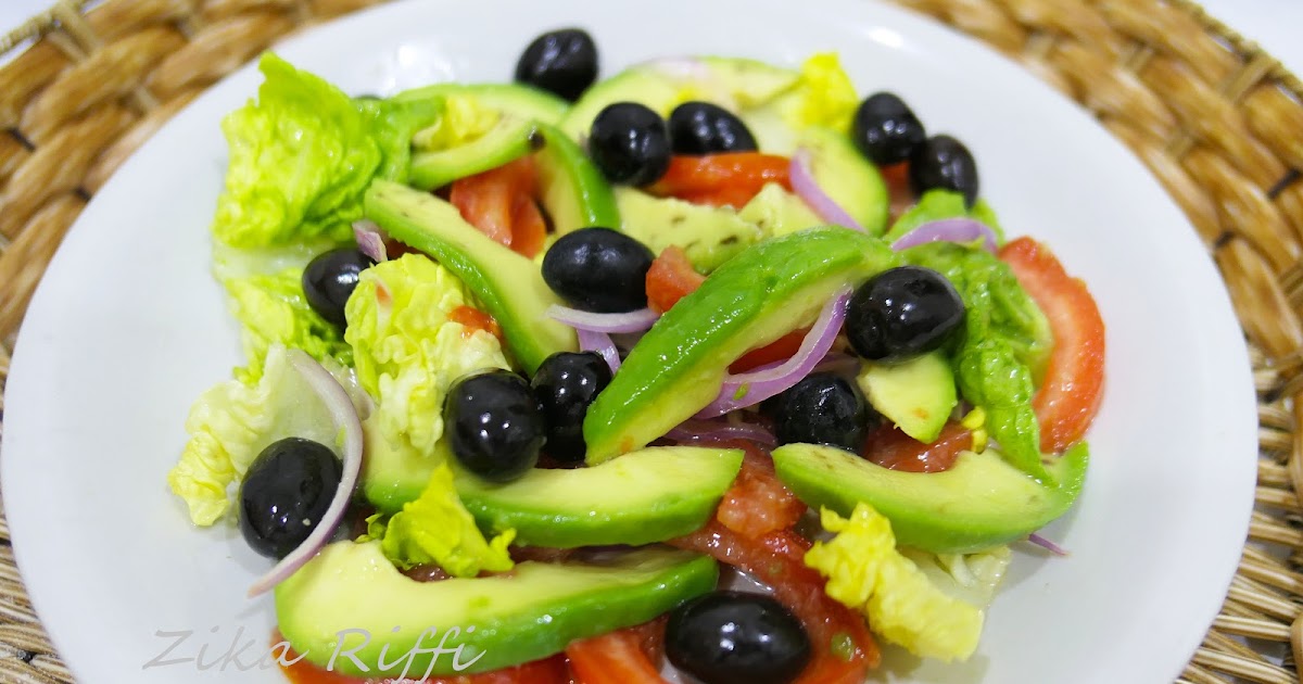SALADE- AVOCAT- TOMATE Et OLIVES NOIRES