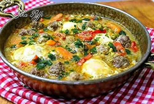 KEFTA- PLAT DE BOULETTES AUX ŒUFS- PETITS POIS - CAROTTES ET POIVRONS ROUGES