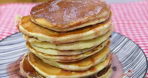 PANCAKES MOELLEUX AU SIROP DE FRAISES