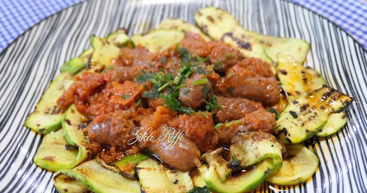 MERGUEZ À LA FONDUE DE TOMATES SUR LIT DE COURGETTES GRILLÉES