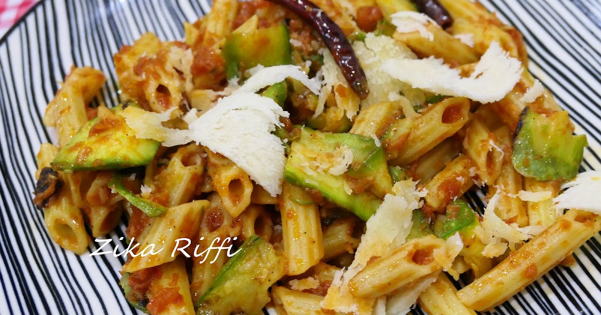 PENNES SAUCE TOMATE À L'AIL AUX COURGETTES ET PECORINO