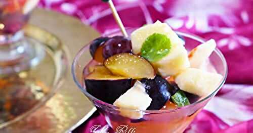 COUPES DE SALADE DE FRUITS D'ÉTÉ AU SIROP DE CITRON VERT BIO AU MIEL