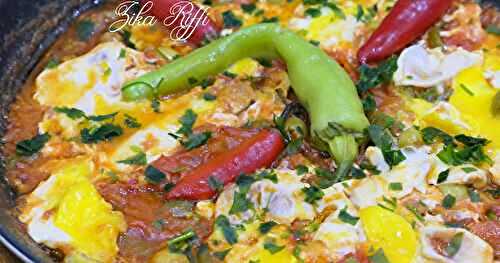 CHAKCHOUKA AUX OLIVES ET PIMENTS FORTS SANS OIGNON SUR UN LIT DE FRITES