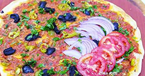 PIZZA EXTRA FINE AU THON- FAÇON LAHMACUN- PÂTE À LA LEVURE CHIMIQUE