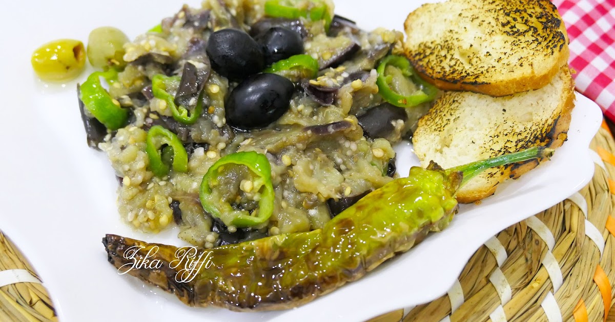 SALADE D'AUBERGINES AU PIMENT VERT- VINAIGRETTE À L'AIL ET PAIN GRILLÉS À LA FLAMME