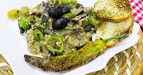 SALADE D'AUBERGINES AU PIMENT VERT- VINAIGRETTE À L'AIL ET PAIN GRILLÉS À LA FLAMME