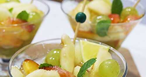 SALADE DE FRUITS AUX POIRES- PRUNES ET RAISINS BLANCS EN VERRINES- JUS DE CITRON ET MIEL DE JUJUBES 