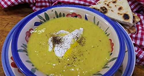 SOUPE VELOUTÉE AU CHOU - CUMIN - CRÈME FRAÎCHE ET ŒUF MOLLET