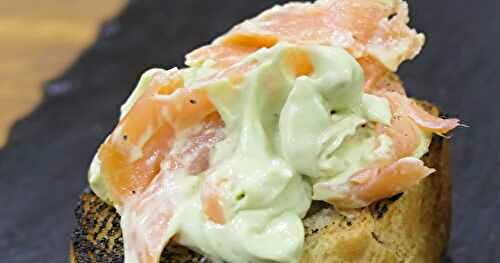 CANAPÉS MOUSSE AVOCAT AU CAMEMBERT ET SAUMON FUMÉ