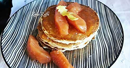 PANCAKES AU SKYR ET COINGS DU JARDIN AU SIROP