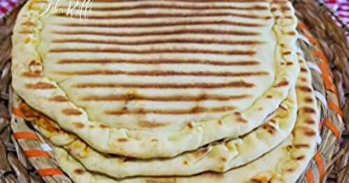 KESRA HARRA- GALETTES BÔNOISES FINES À LA SEMOULE FARCIE À LA CHAKCHOUKA PIQUANTE