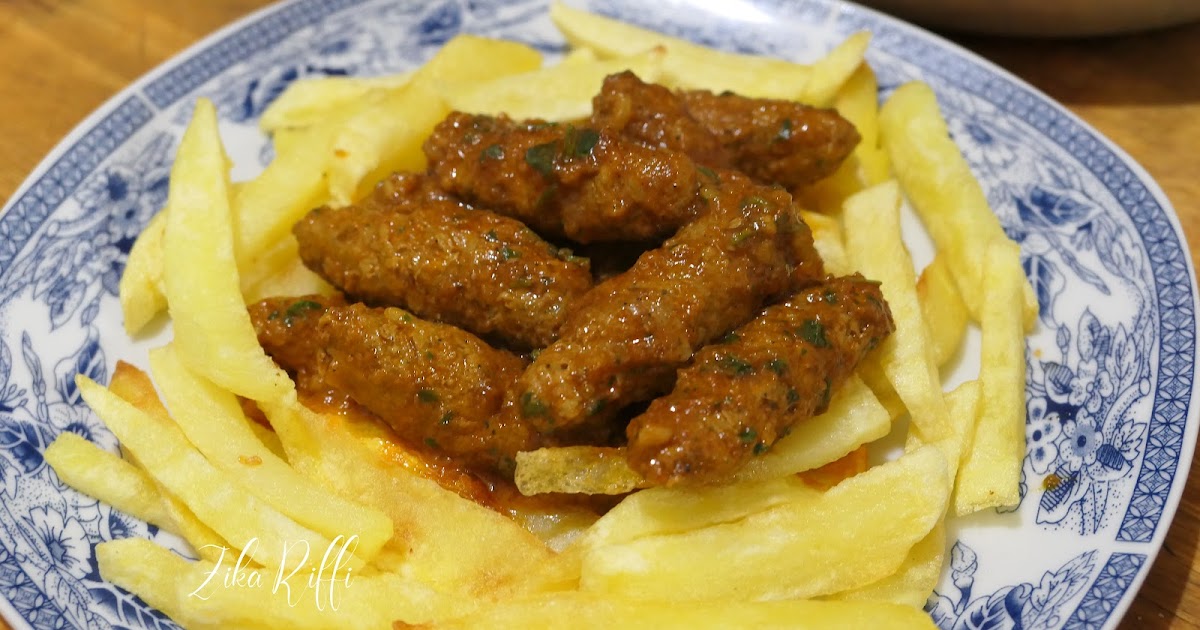 TAJINE EL KEFTA EN SAUCE TOMATES SUR SON LIT DE FRITES DE POMMES DE TERRE