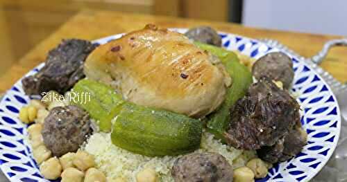 COUSCOUS ALGÉRIEN À L'AGNEAU- BOULETTES ET POULET- SAUCE BLANCHE POIVRE ET CANNELLE