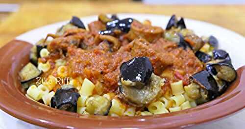 PÂTES DITALI LISCI AUX CALAMARS- AUBERGINES ET SAUCE TOMATE À L'AIL ET PIMENT D'ESPELETTE