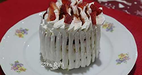 GÂTEAU OU LAYER CAKE AUX FRAISES- COULIS DE FRAISES ET CREME CHANTILLY- FÊTE DE MERES