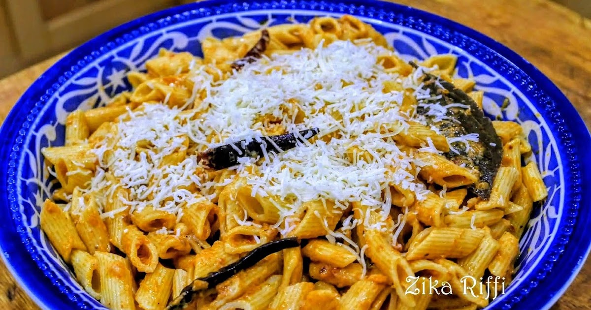 PENNES AU PECORINO EN SAUCE TOMATE À L'AIL ET AUX PIMENTS D'ESPELETTE