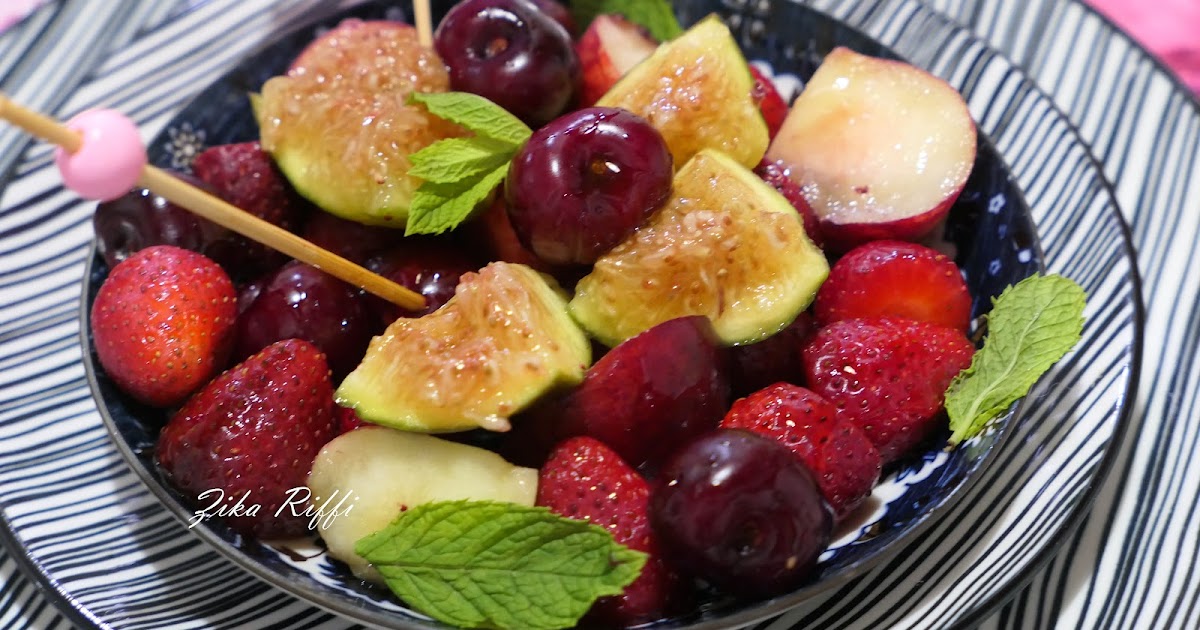 SALADE DE FRUITS D'ÉTÉ AU MIEL EN ASSIETTES INDIVIDUELLES À DÉGUSTER AVEC LES DOIGTS OU AVEC UN PETIT PIC- FINGERS FOOD