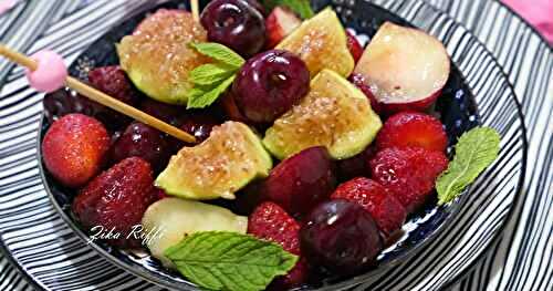 SALADE DE FRUITS D'ÉTÉ AU MIEL EN ASSIETTES INDIVIDUELLES À DÉGUSTER AVEC LES DOIGTS OU AVEC UN PETIT PIC- FINGERS FOOD