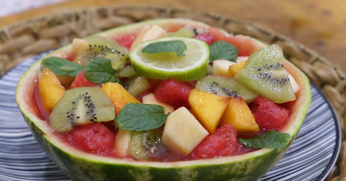 ÉCORCE DE PASTÈQUE EN COUPE DE SALADE DE FRUITS D'ÉTÉ