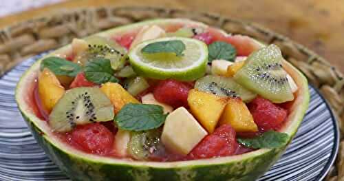 ÉCORCE DE PASTÈQUE EN COUPE DE SALADE DE FRUITS D'ÉTÉ