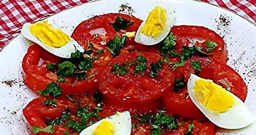 SALADE DE TOMATES- VINAIGRETTE À L'AIL ET ŒUFS DURS