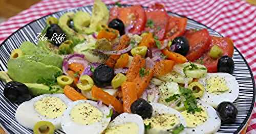 SALADE FRAÎCHEUR - AVOCAT- CAROTTE-TOMATE- CONCOMBRE ET OEUFS DURS