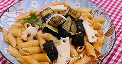 PENNES SAUCE TOMATES FRAÎCHES À L'AIL- AUBERGINES FRITES ET EMMENTAL