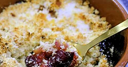 CRUMBLE AUX PRUNES ROUGES